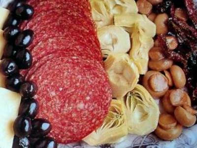 prunes, champignon mushrooms, artichoke, salami, black olives and goat cheese